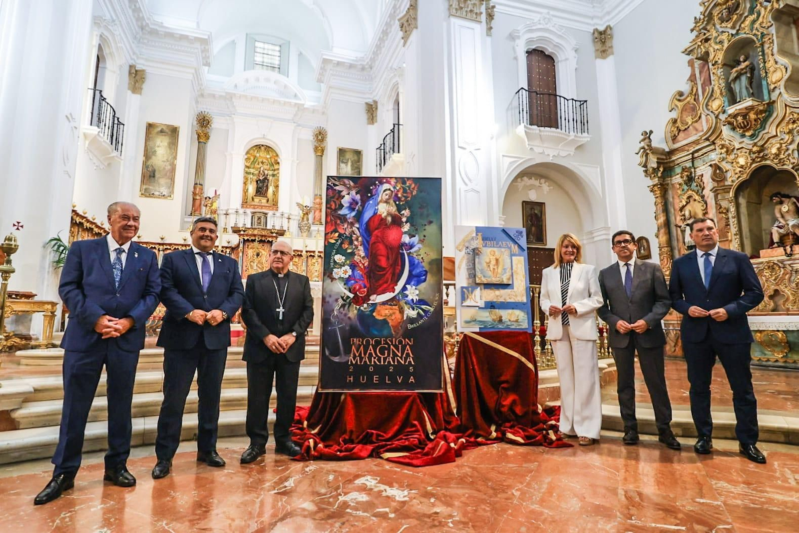 El presidente del Consejo y las autoridades con el obispo.