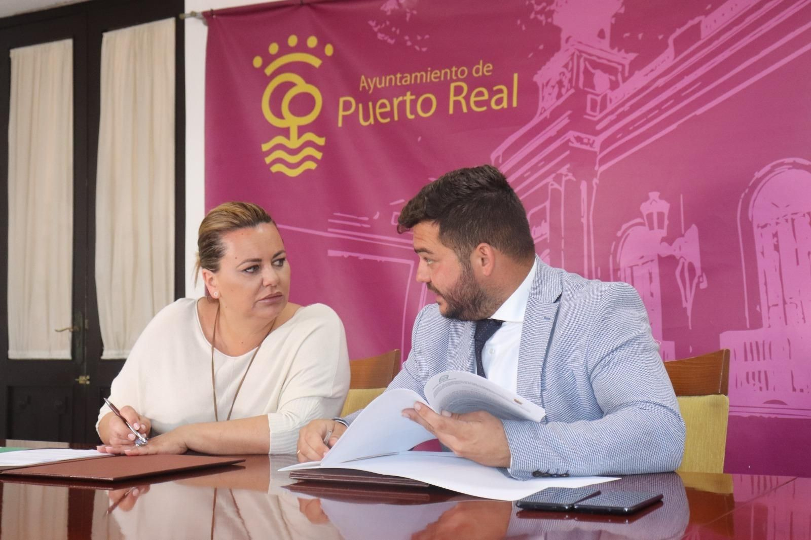 La alcaldesa de Puerto Real y el delegado territorial de Justicia durante la firma del convenio