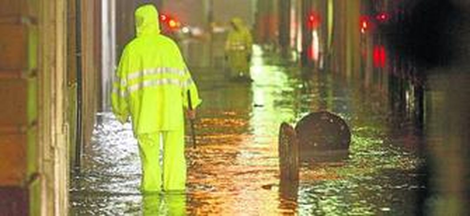 Operarios trabajan en una inundada calle San Francisco durante las lluvias de principios de este año.