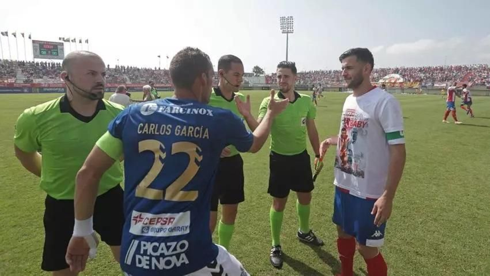 Luis Enrique Morona, árbitro del Algeciras-Socuéllamos de 2019, junto a sus dos auxiliares e Iván Turrillo