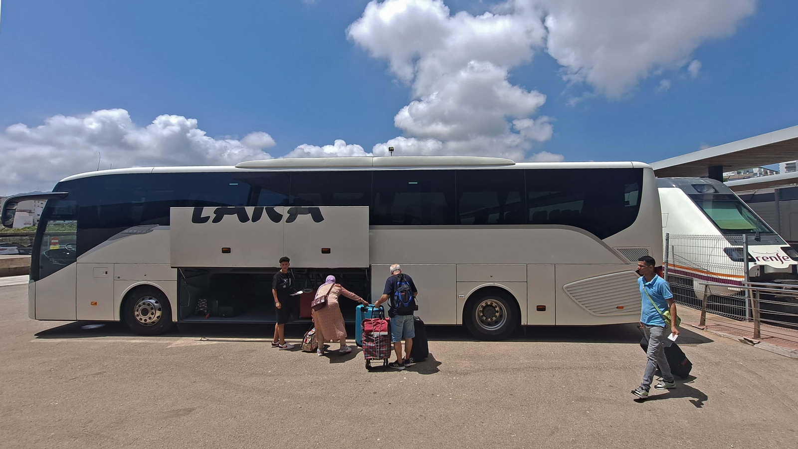 Fotos del primer día del servicio de autobuses de Renfe en la conexión Algeciras - Madrid