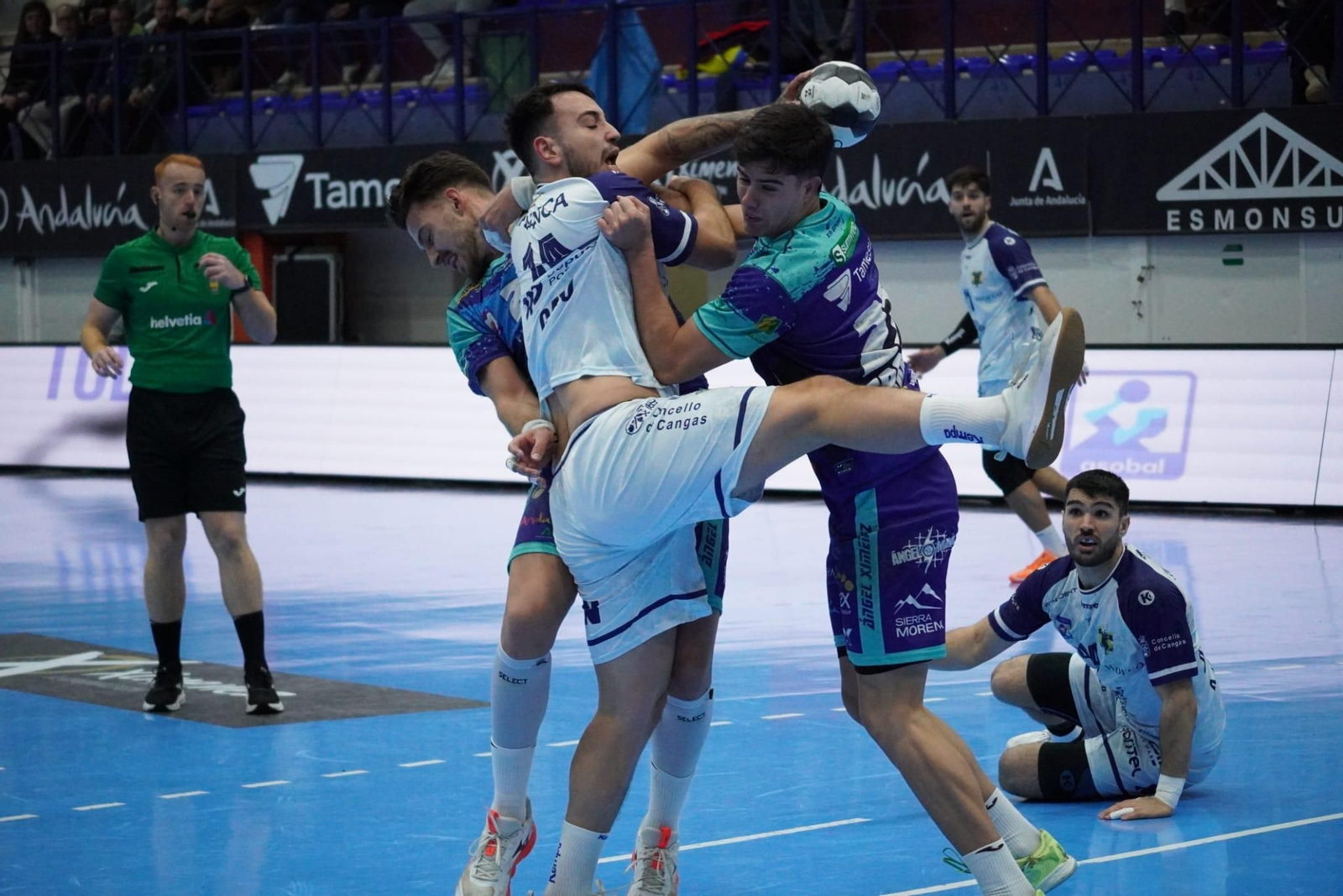 Lance del partido entre el Ángel Ximénez y el Cangas.