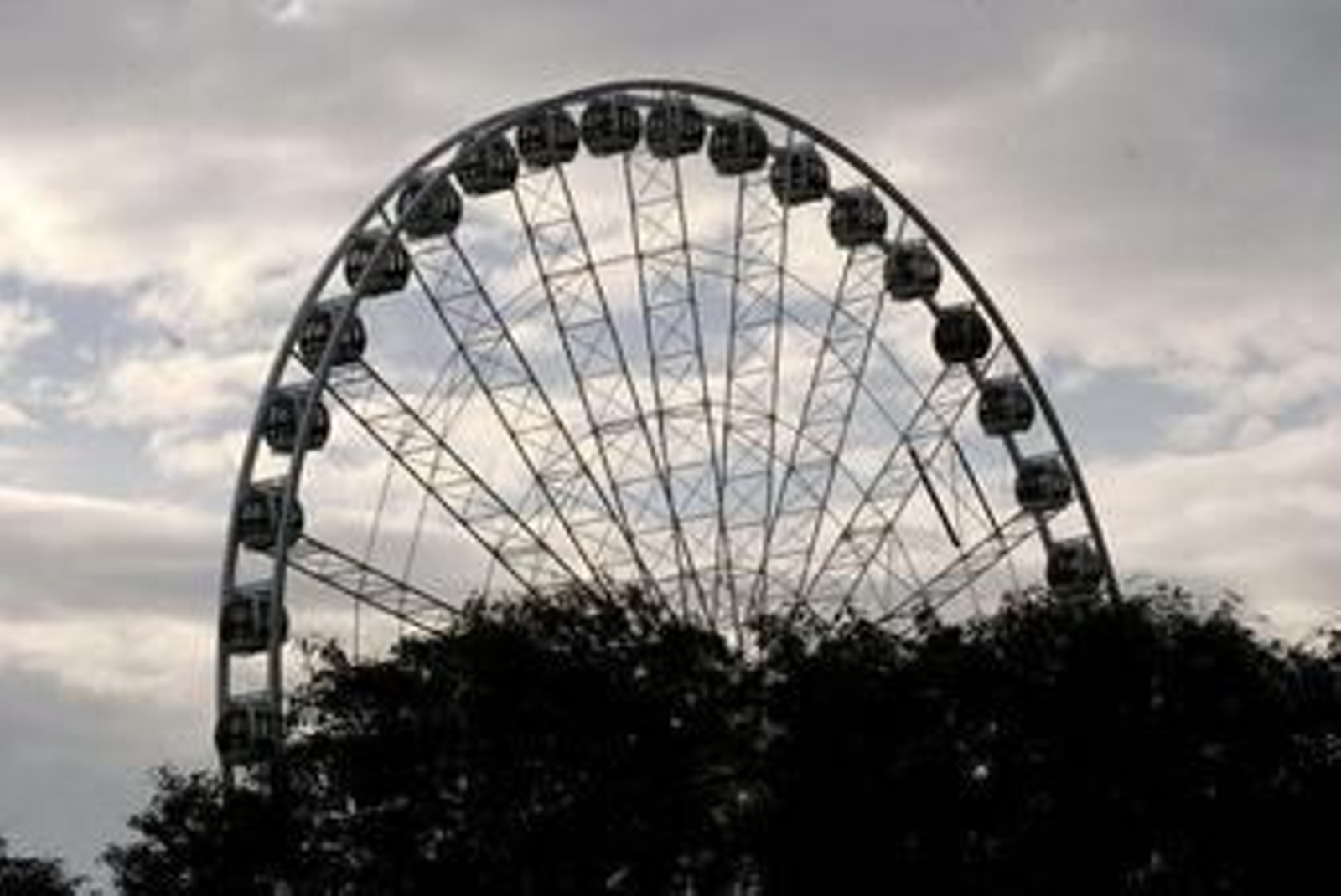 Vista de  la Noria panorámica en el Prado de San Sebastián.