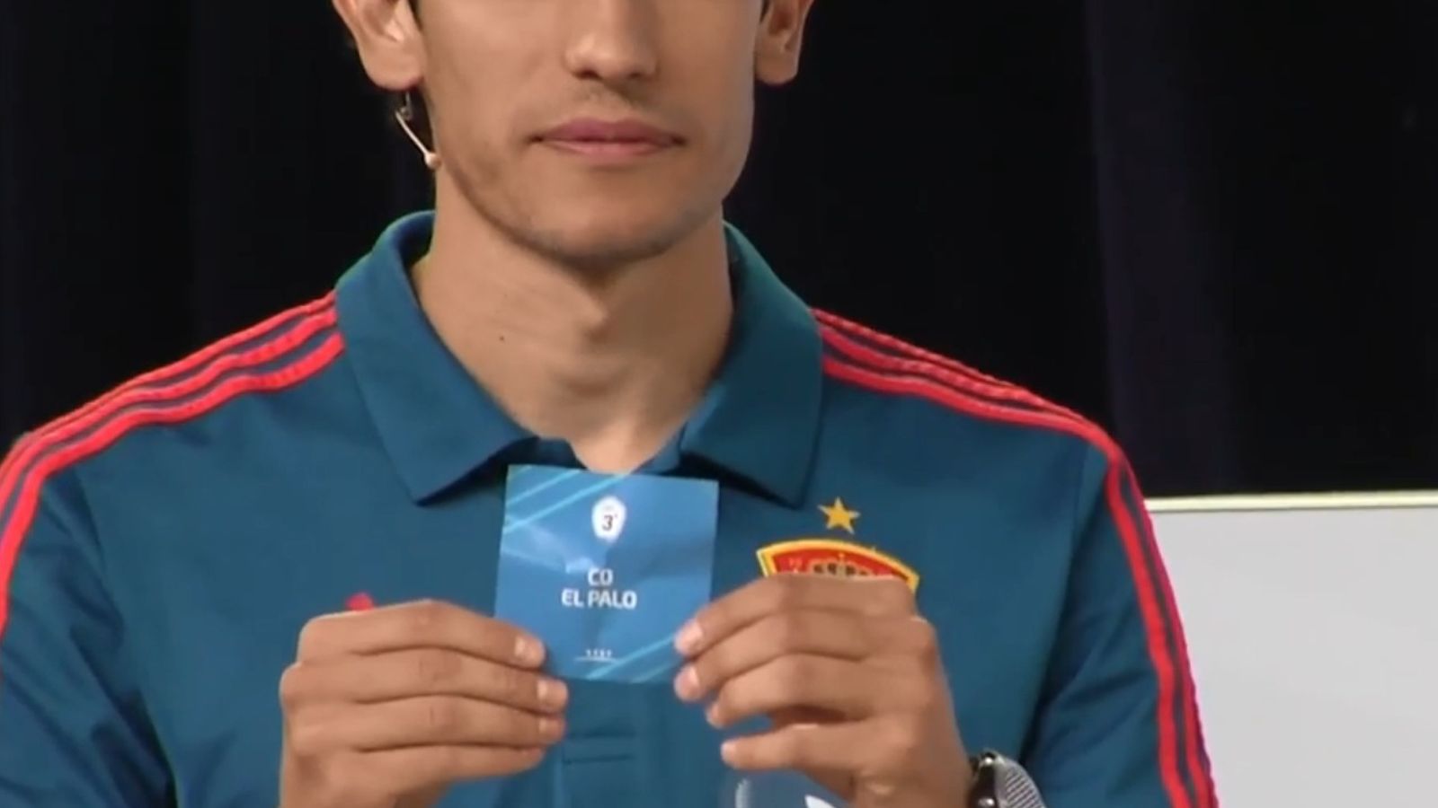 Vallejo saca la bola de El Palo.