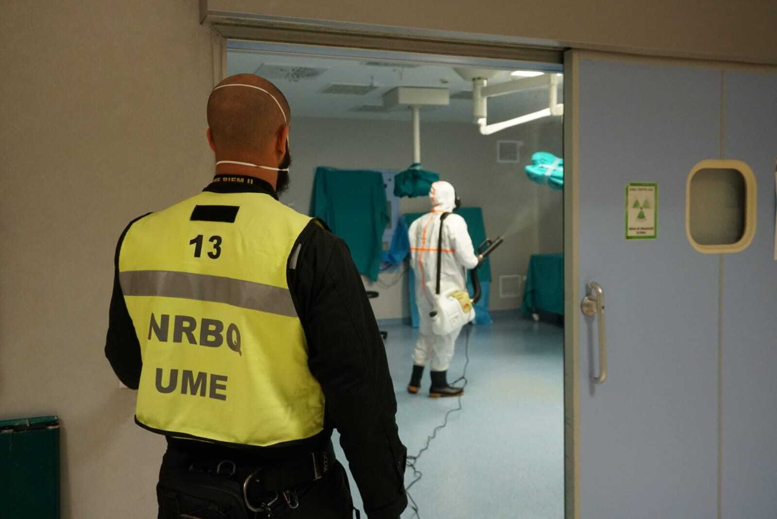 Efectivos de la UME intervienen en el Hospital San Juan de Dios, de Bormujos.