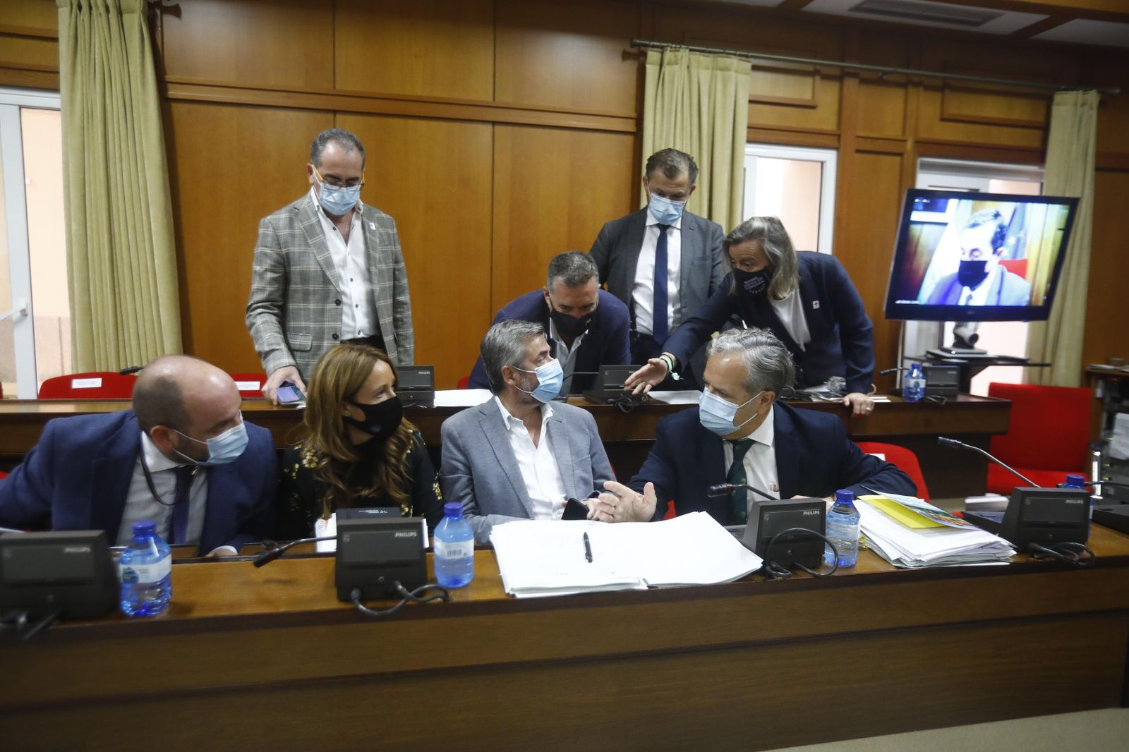 Miembros de la bancada de la derecha hablan antes de celebrarse el Pleno.