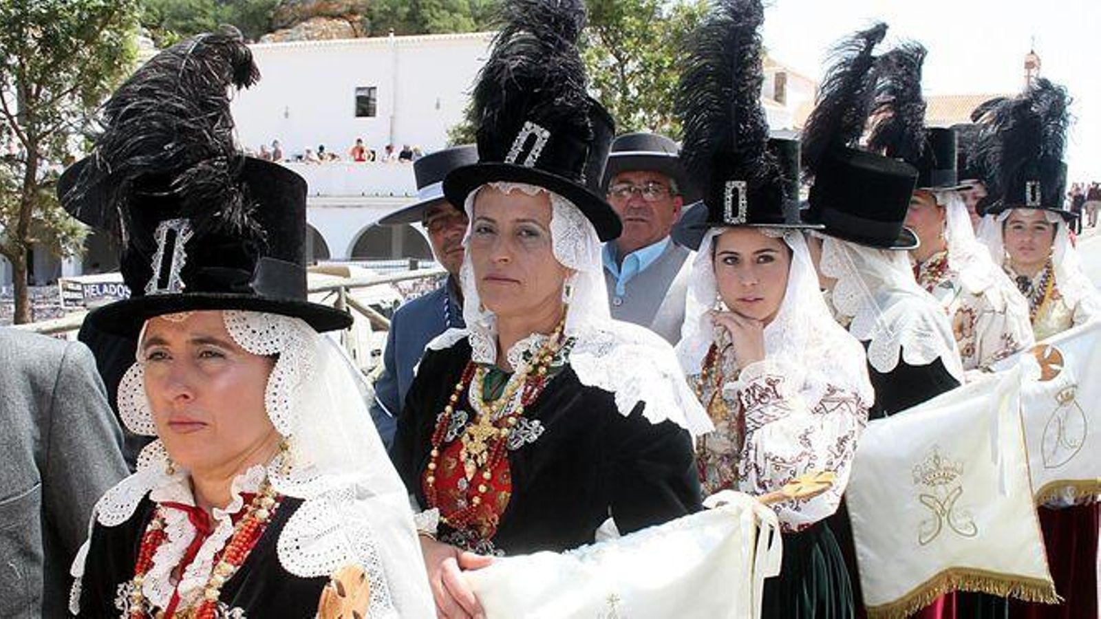 Mujeres con el traje de gabacha durante la romería Virgen de la Peña