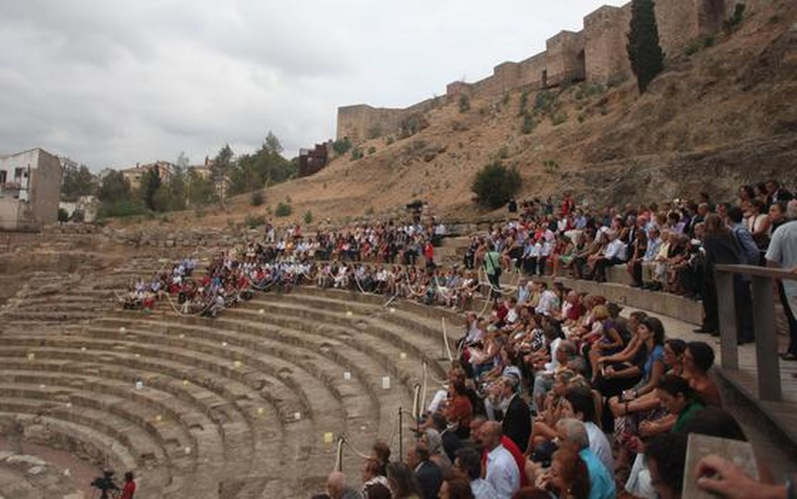 Las gradas del coliseo estrenaron aforo ante unos 400 invitados a un acto simbólico como la guitarra de Daniel Casares y el predicado de Carlos Álvarez como reclamo

Foto: Sergio Camacho