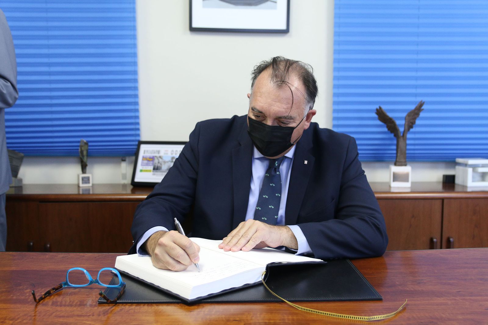 Las imágenes de la visita de Bendodo a Cosentino y la firma de la adenda con Extenda y la AEMA