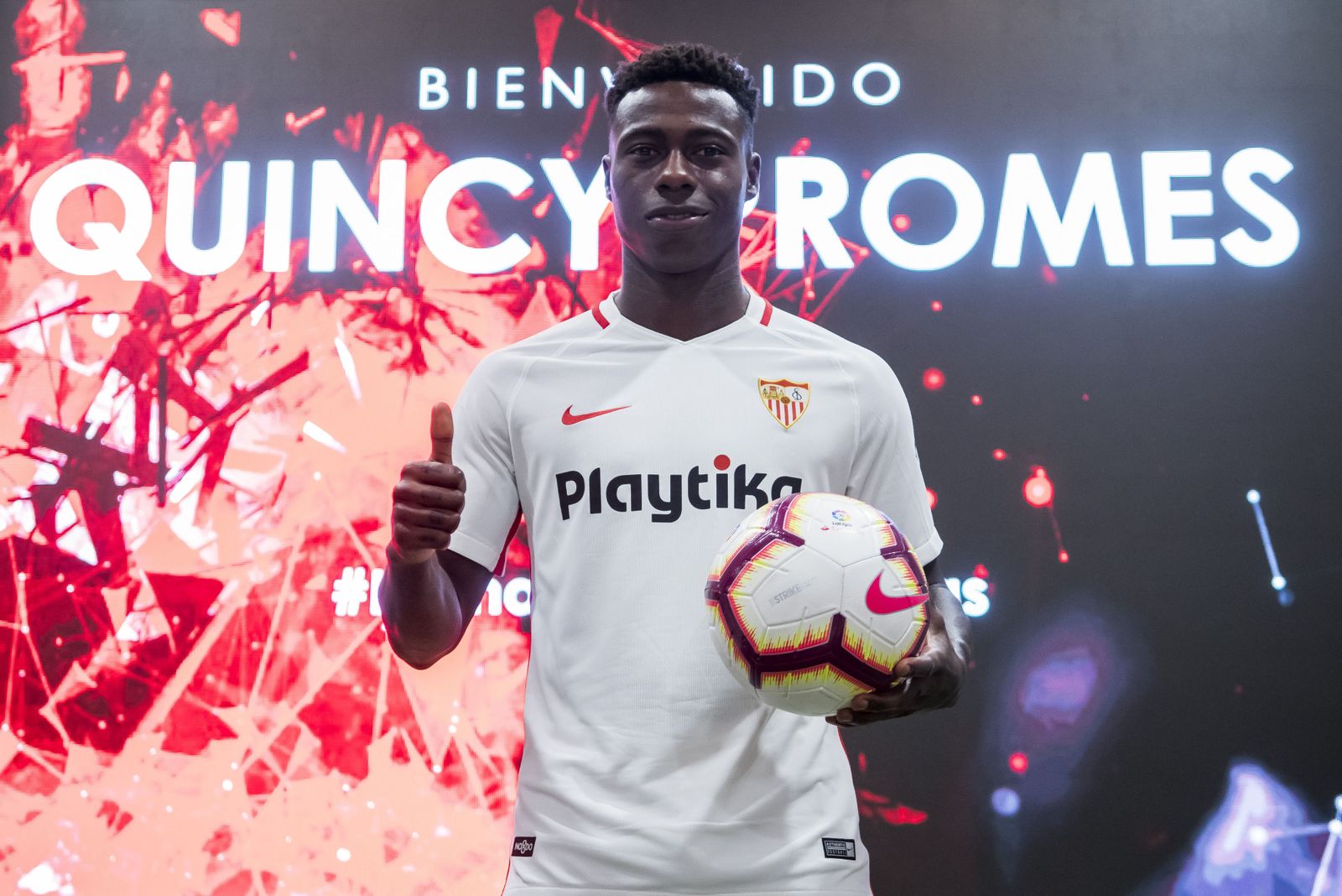 Promes saluda en su presentación como sevillista.