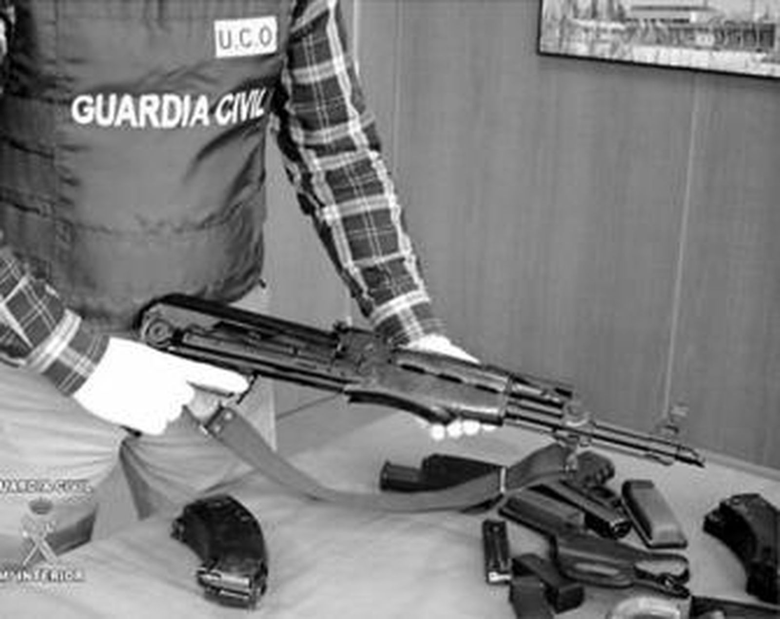 Un agente de la Unidad contra el Crimen Organizado maneja una de las armas intervenidas.