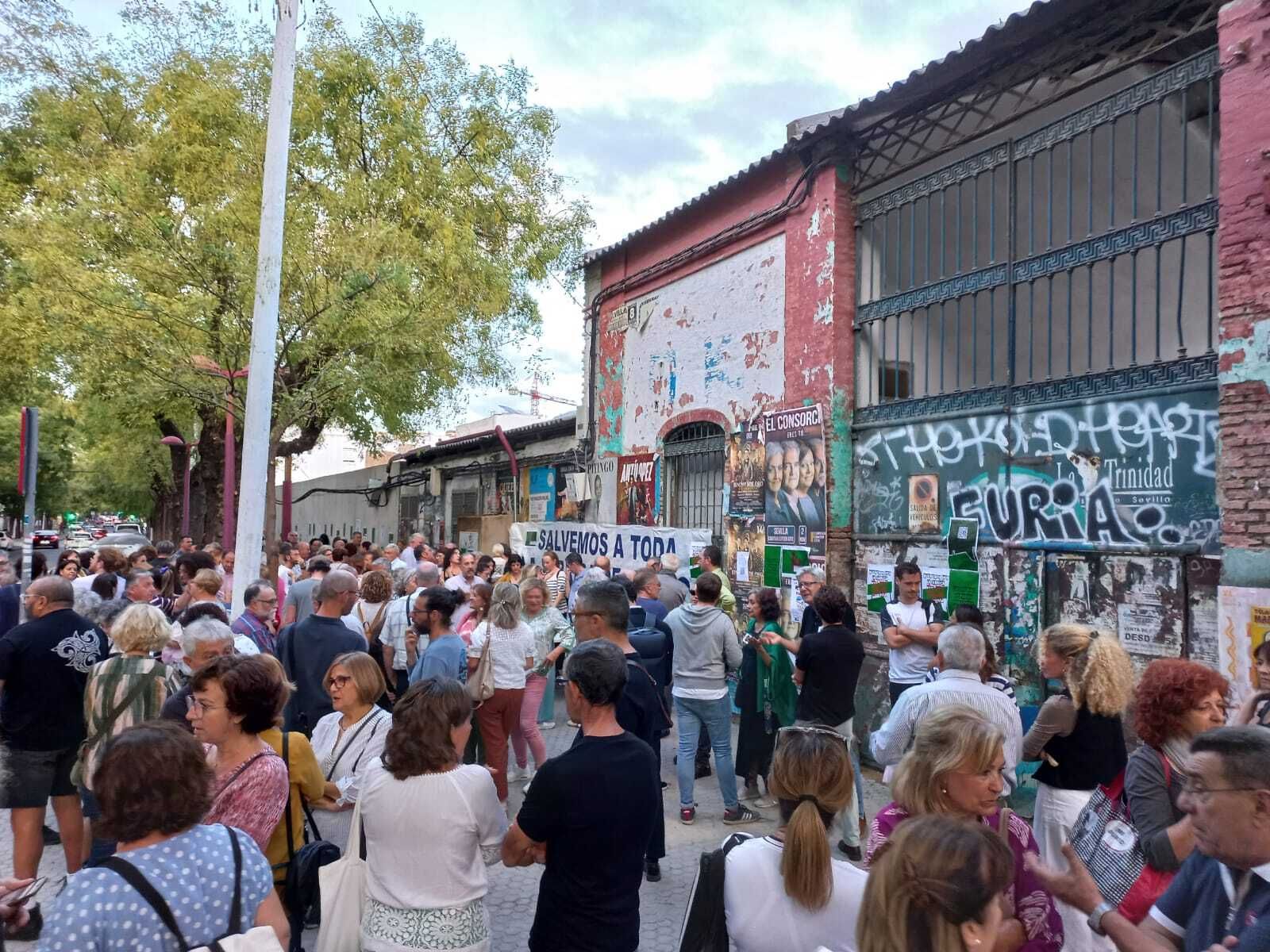 Protesta de los vecinos de Miraflores contra el muro que oculta la Fábrica de Vidrio