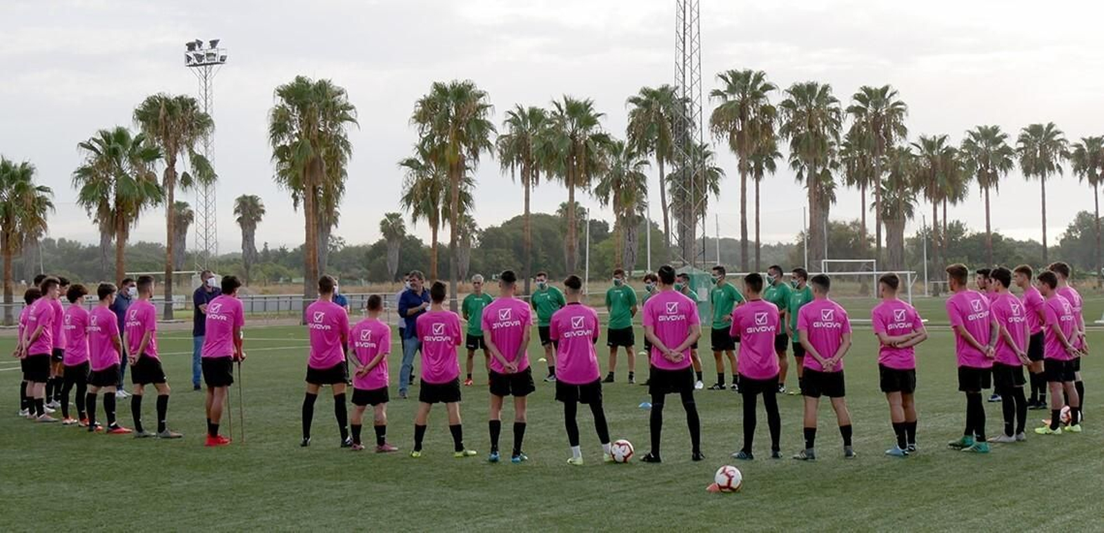 Javier González Calvo se dirige a los jugadores del Córdoba B en el arranque de la pretemporada.