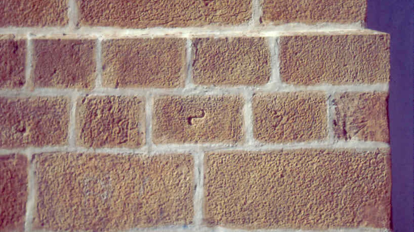 Marcas de cantero en sillares medievales reutilizados en la construcción de la torre de la iglesia de Nuestra Señora de la Palma de Algeciras, sede que habría de ocupar el obispado Gadicensis et Insulae Viridis en caso de su retorno al Campo de Gibraltar.