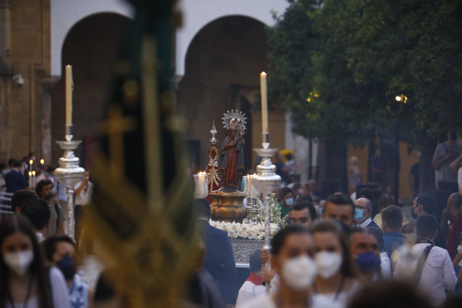 El vía lucis con la Virgen de la Fuensanta en el Patio de los Naranjos, en imágenes