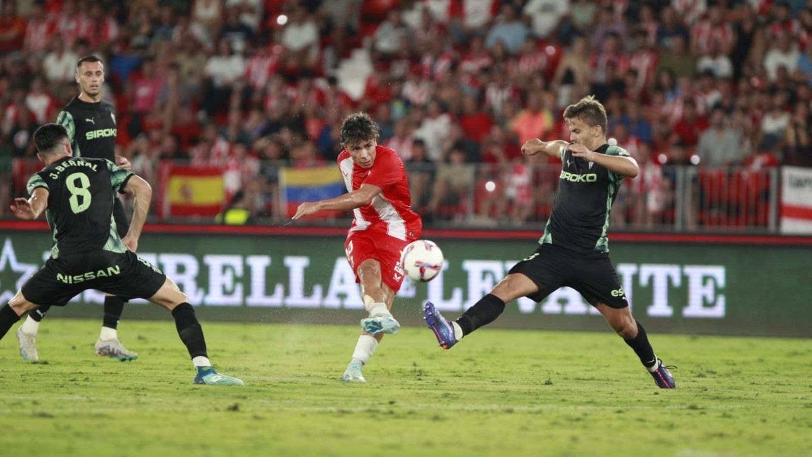 Nico Melamed saca el latigazo desde el área rival.