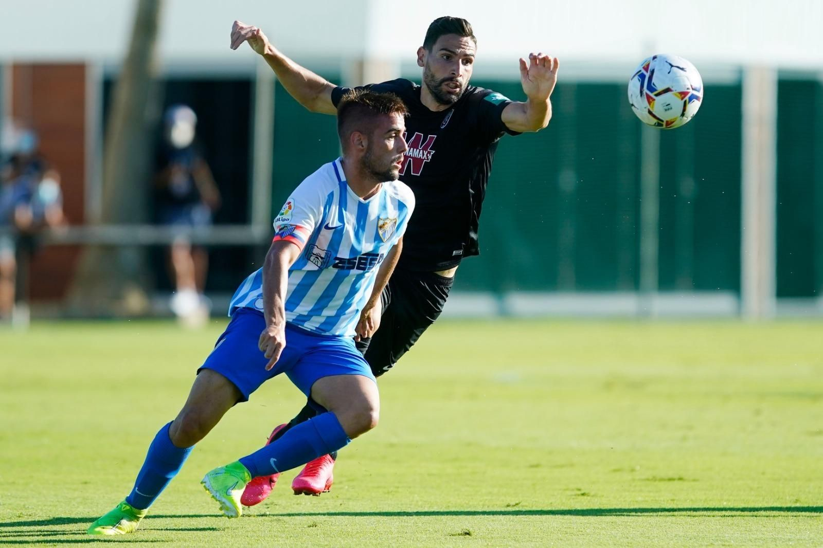 Ismael pelea una pelota frente a Puertas.