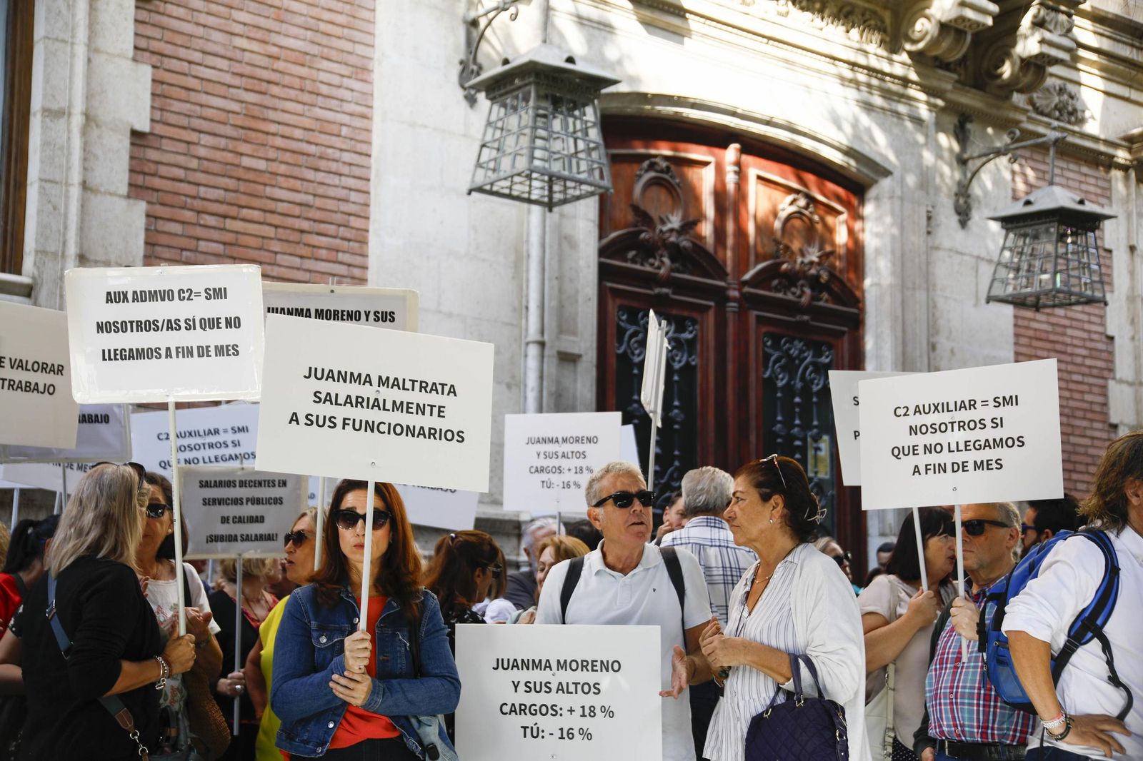 Las imágenes de la concentra para reclamar mejoras laborales para el personal funcionario de la Junta de Andalucía en Almería
