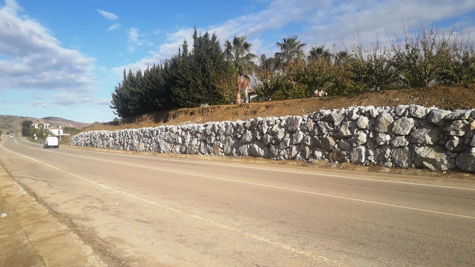 Uno de los muros levantados para estabilizar taludes deslizados por las lluvias.