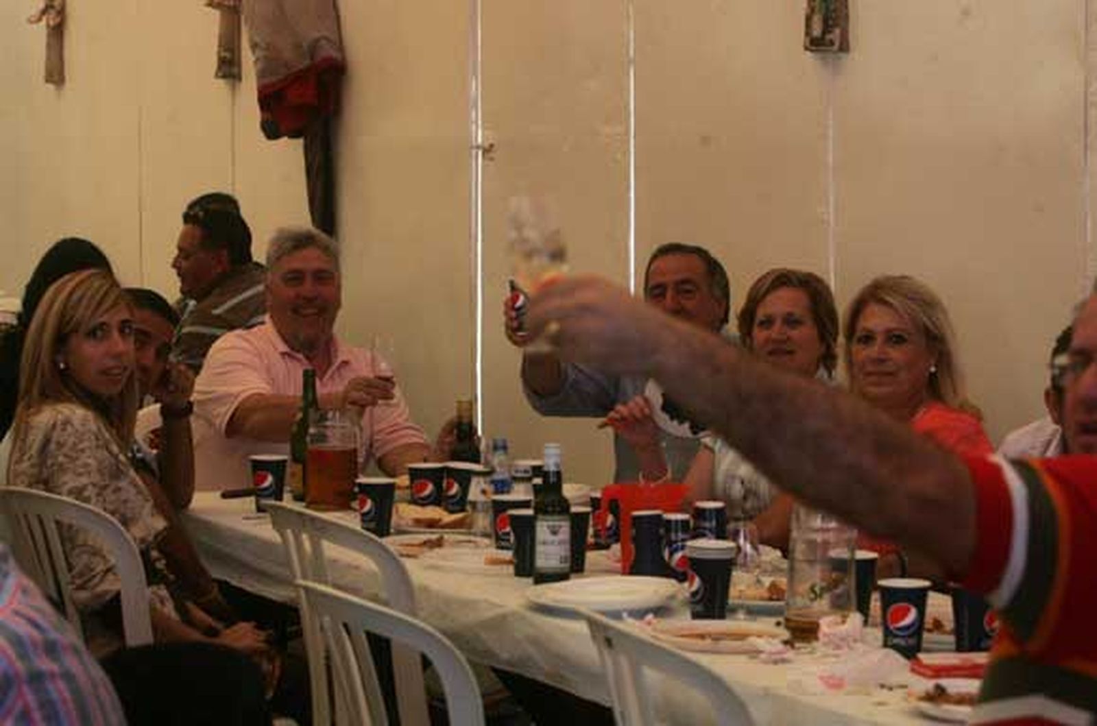 Cientos de personas acuden a las casetas para poner los últimos farolillos y disfrutar de los almuerzos de socios. Las Fiestas Patronales de San Isidro Labrador se abren hoy tras la coronación y la cabalgata

Foto: Jose Maria Qui?s