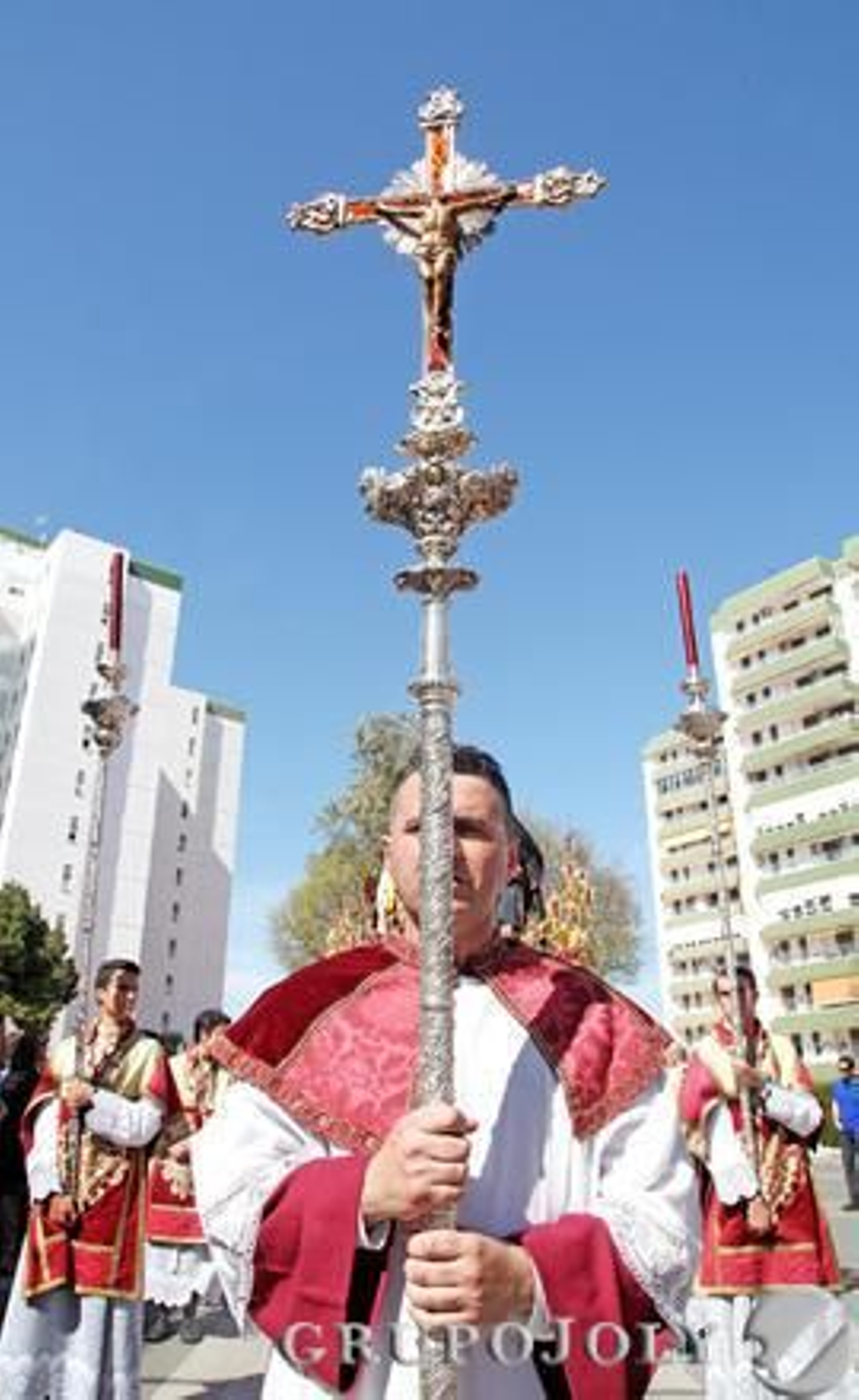 Un acólito porta la cruz parroquial de San Benito.

Foto: Vanesa Lobo