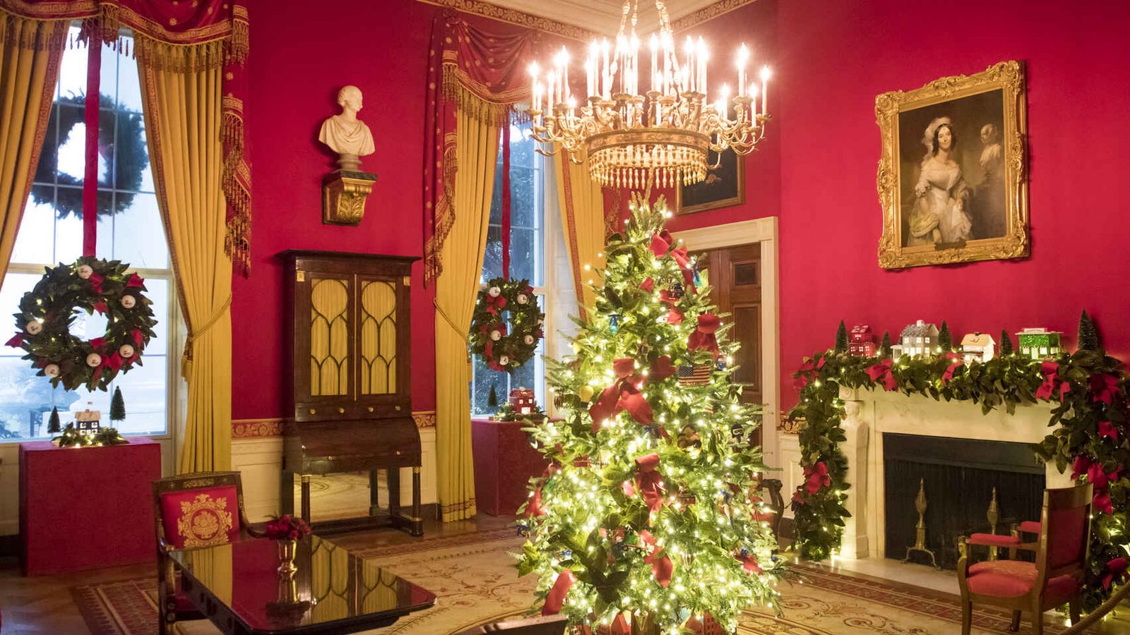 Un abeto con lazos rojos preside una de las habitaciones de la Casa Blanca.