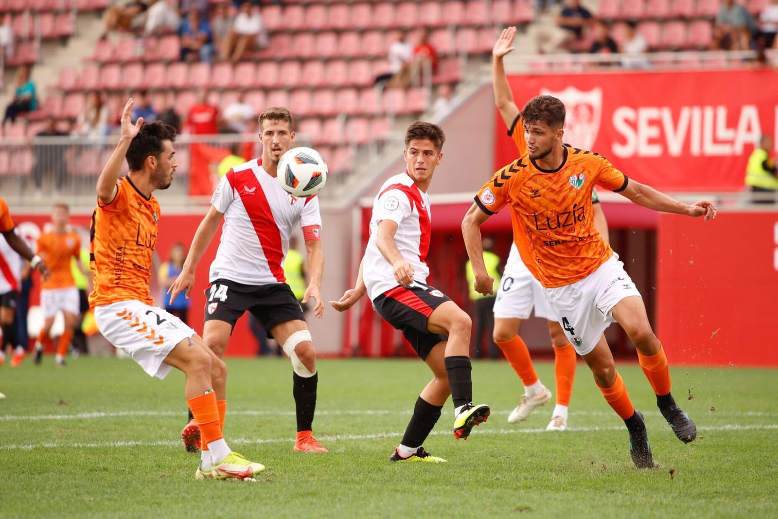 Yéremi y David Humanes controlan la situación ante los sevillistas Pedro Ortiz y Capi.