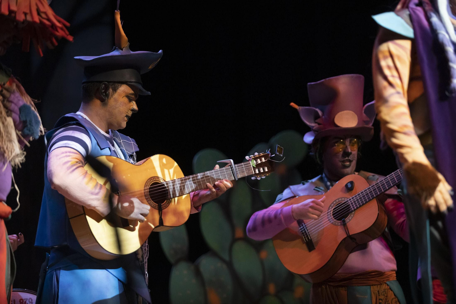 Imágenes de la actuación de la comparsa de Villalba del Alcor y Paterna  'Un mundo nuevo' en el Carnaval Colombino