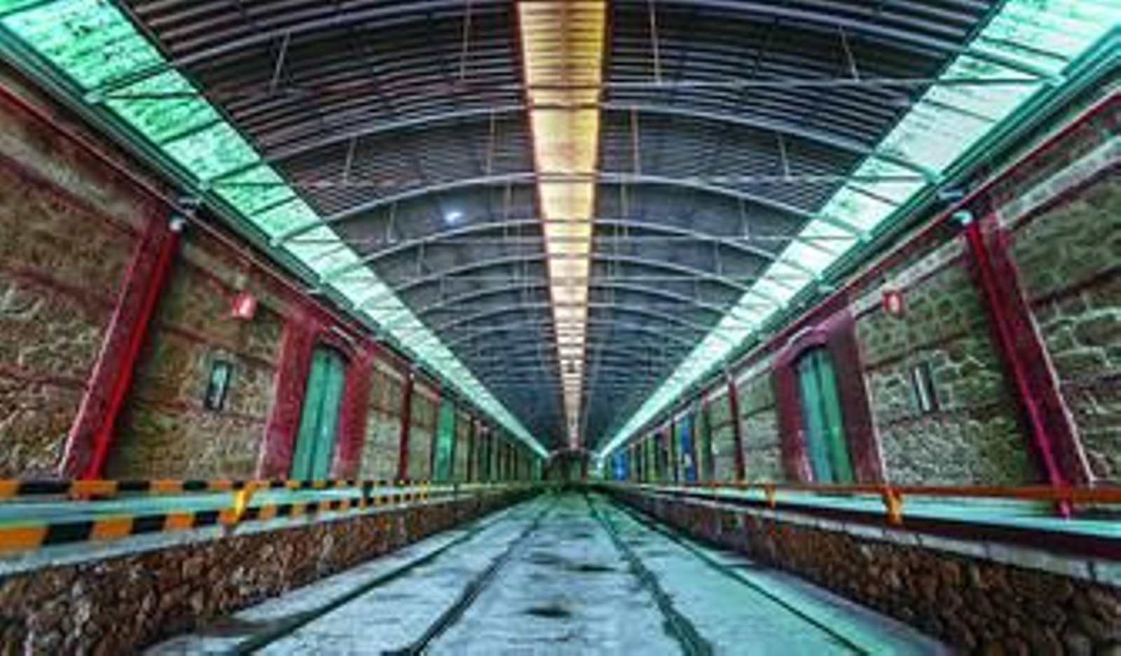 Estos antiguos andenes y raíles donde llegaban los trenes cargados de tabaco se transformarán en naves semicubiertas (tres) para albergar todo tipo de eventos y acciones culturales.