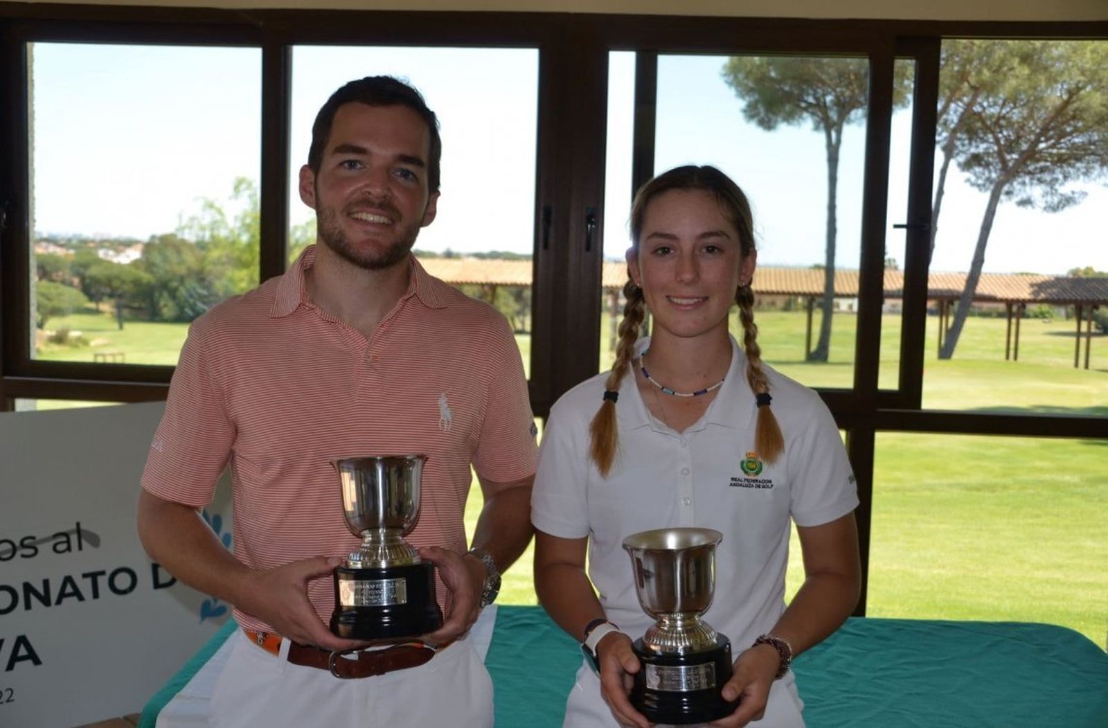 Pablo Heredia y Mar García posan con los trofeos de campeones.