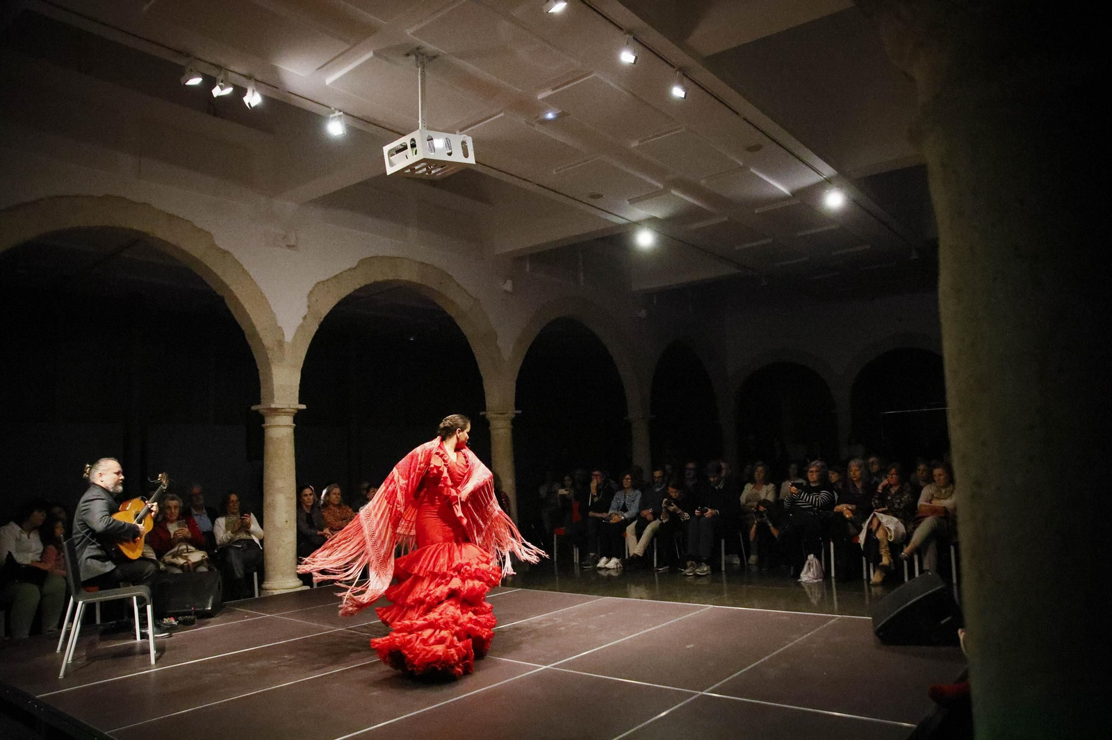 El Centro Andaluz de la Fotografía de Almería presenta el calendario 2025 con la actuación de la bailaora María Moreno, en imágenes