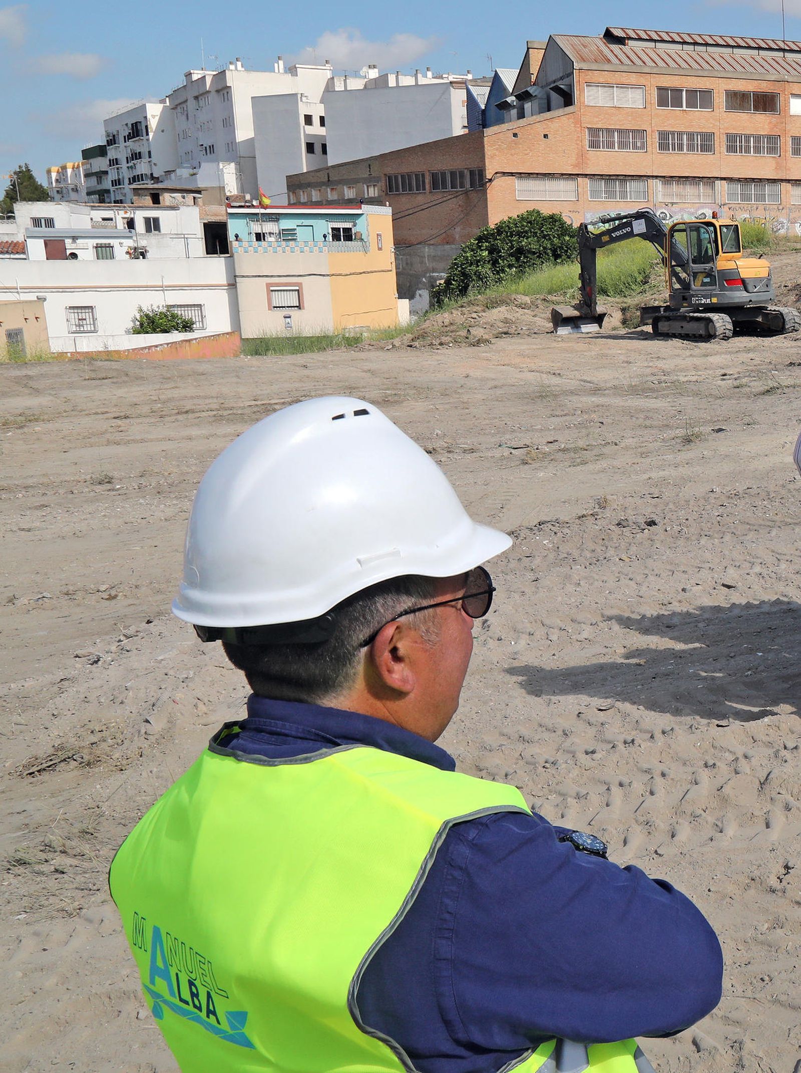 Un obrero supervisa las obras de reurbanización de La Hoyanca.