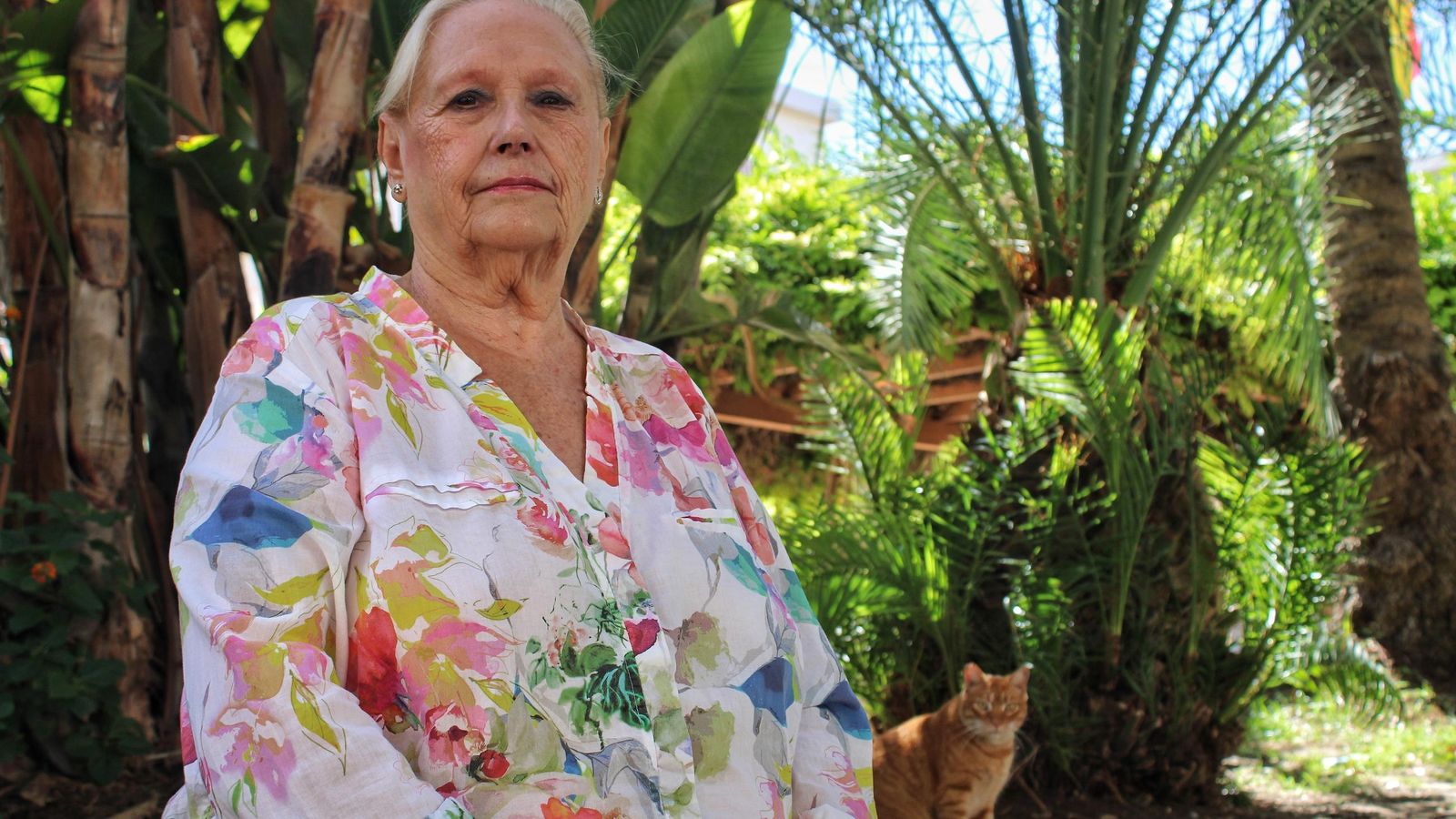 Marta-Cora Castro con uno de sus gatos de la colonia que cuida