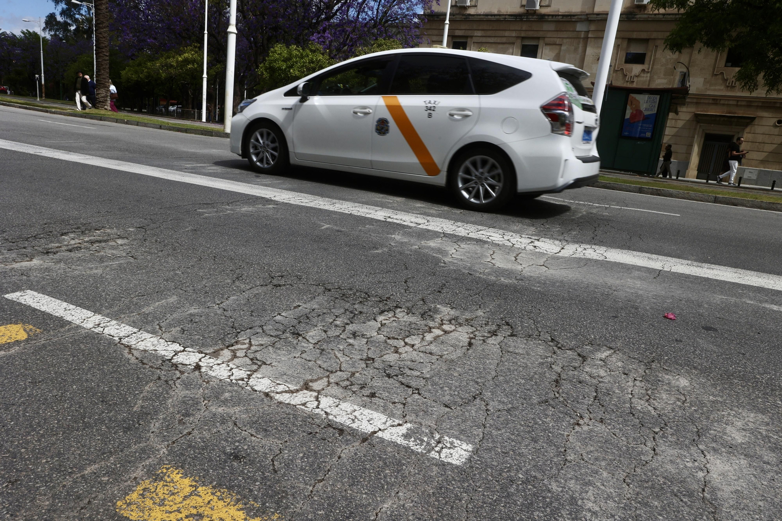 Grietas y baches en las avenidas principales
