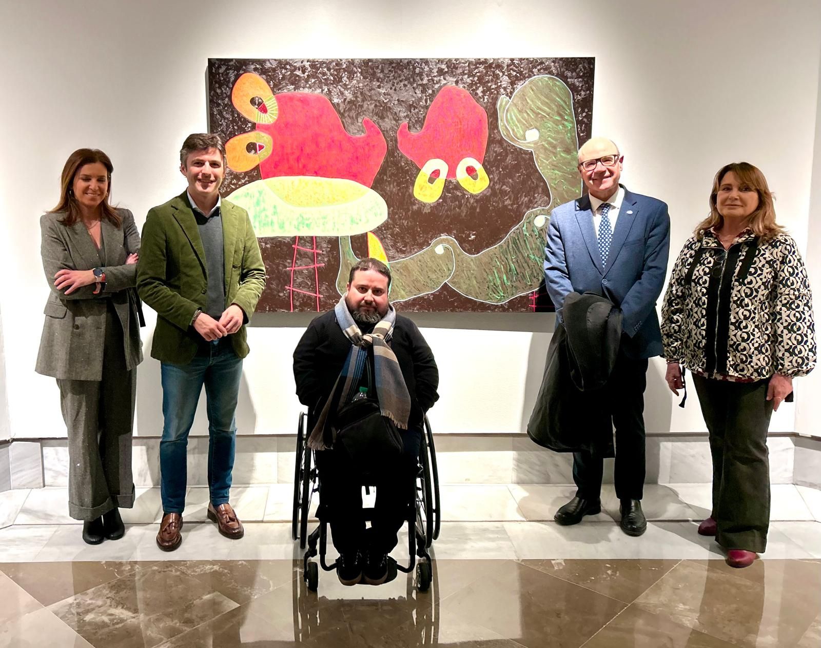 Autoridades municipales junto al autor de la exposición.