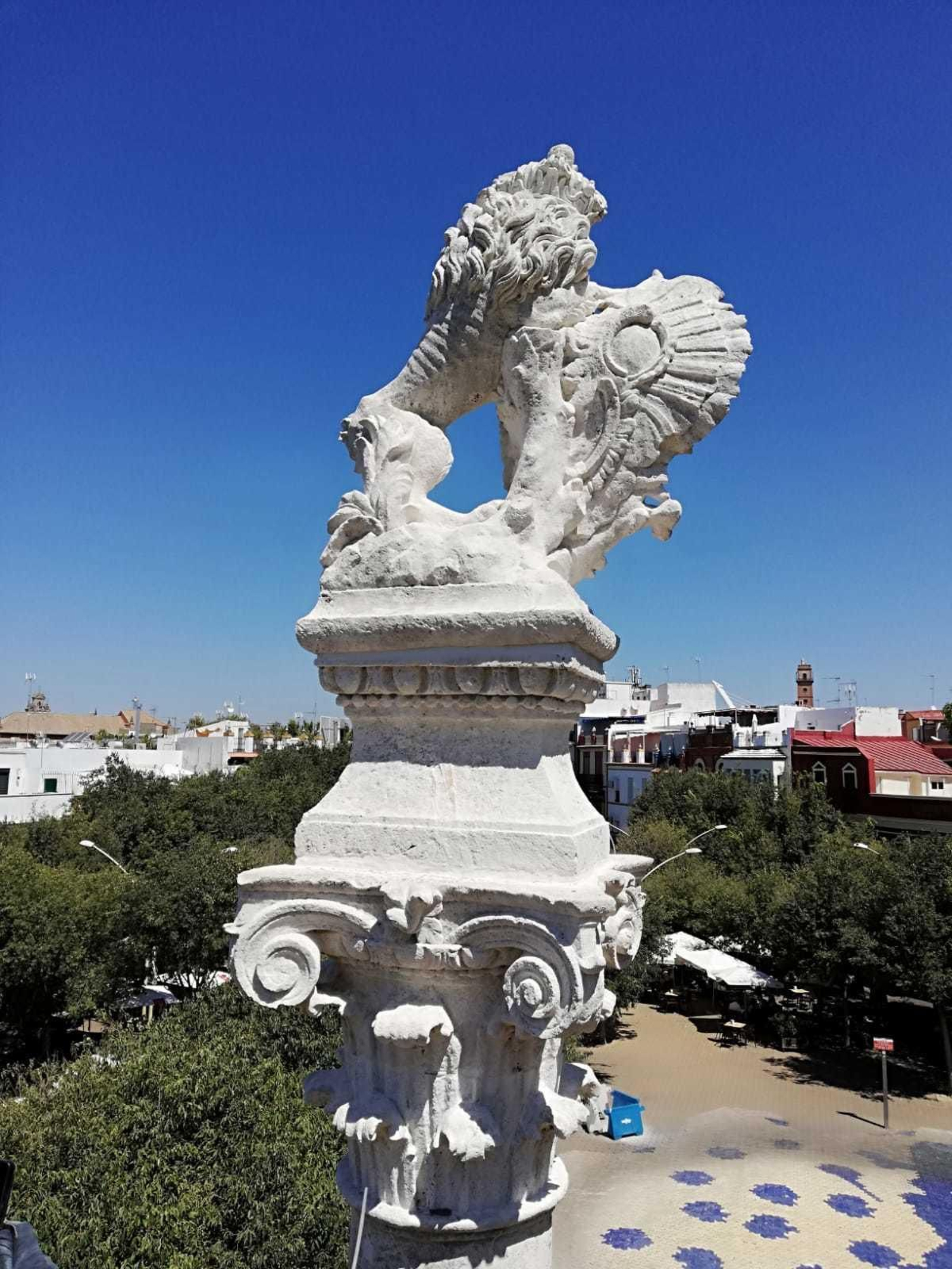 Trabajos de limpieza en los columnas de la Alameda de Hércules