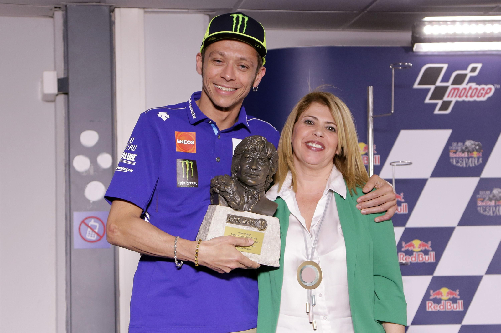 Valentino Rossi, sontiente con su premio. Valentino Rossi, sontiente con su premio.