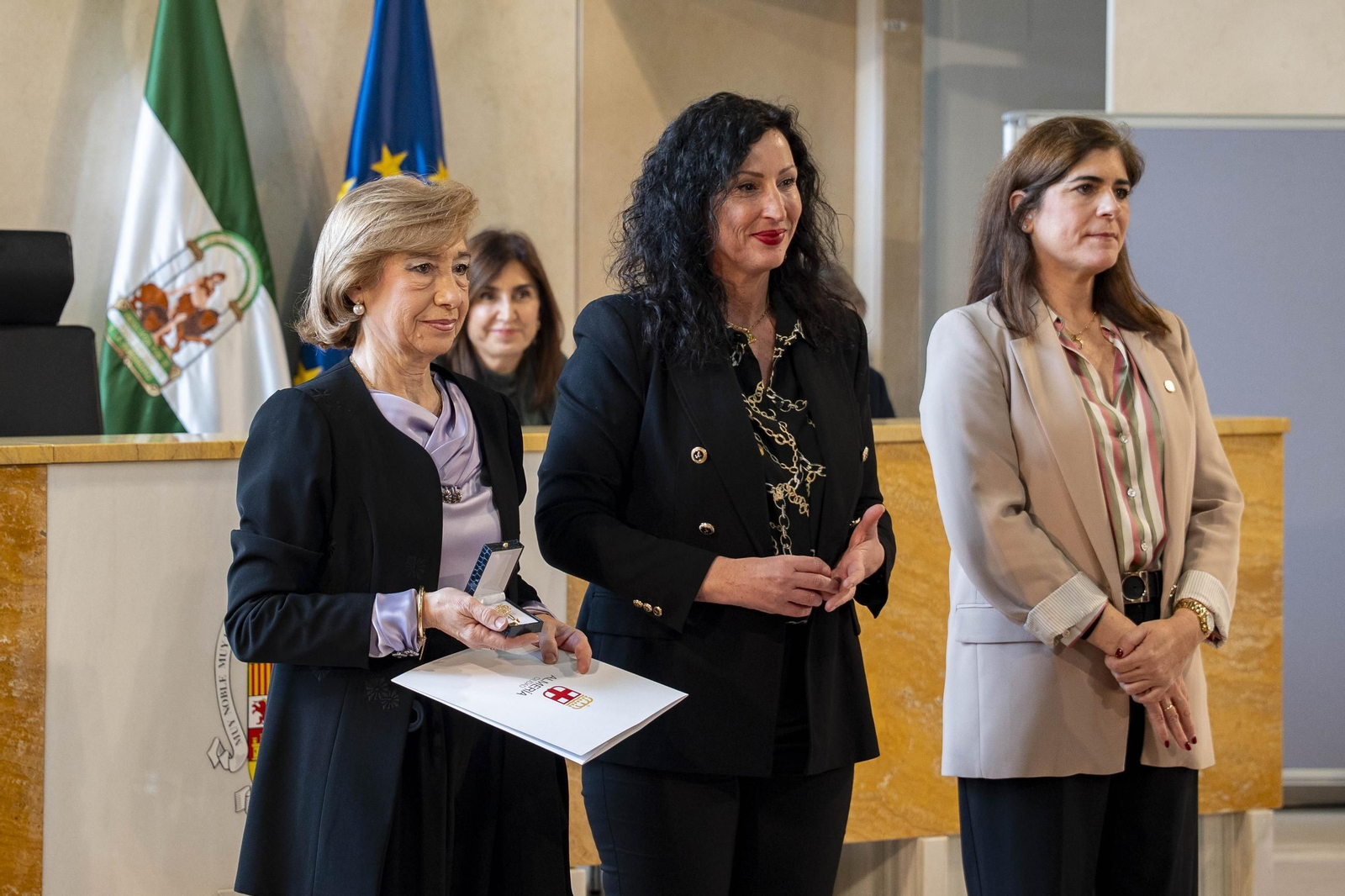 Almería rinde homenaje a su personal municipal con la imposición de los Escudos de Oro