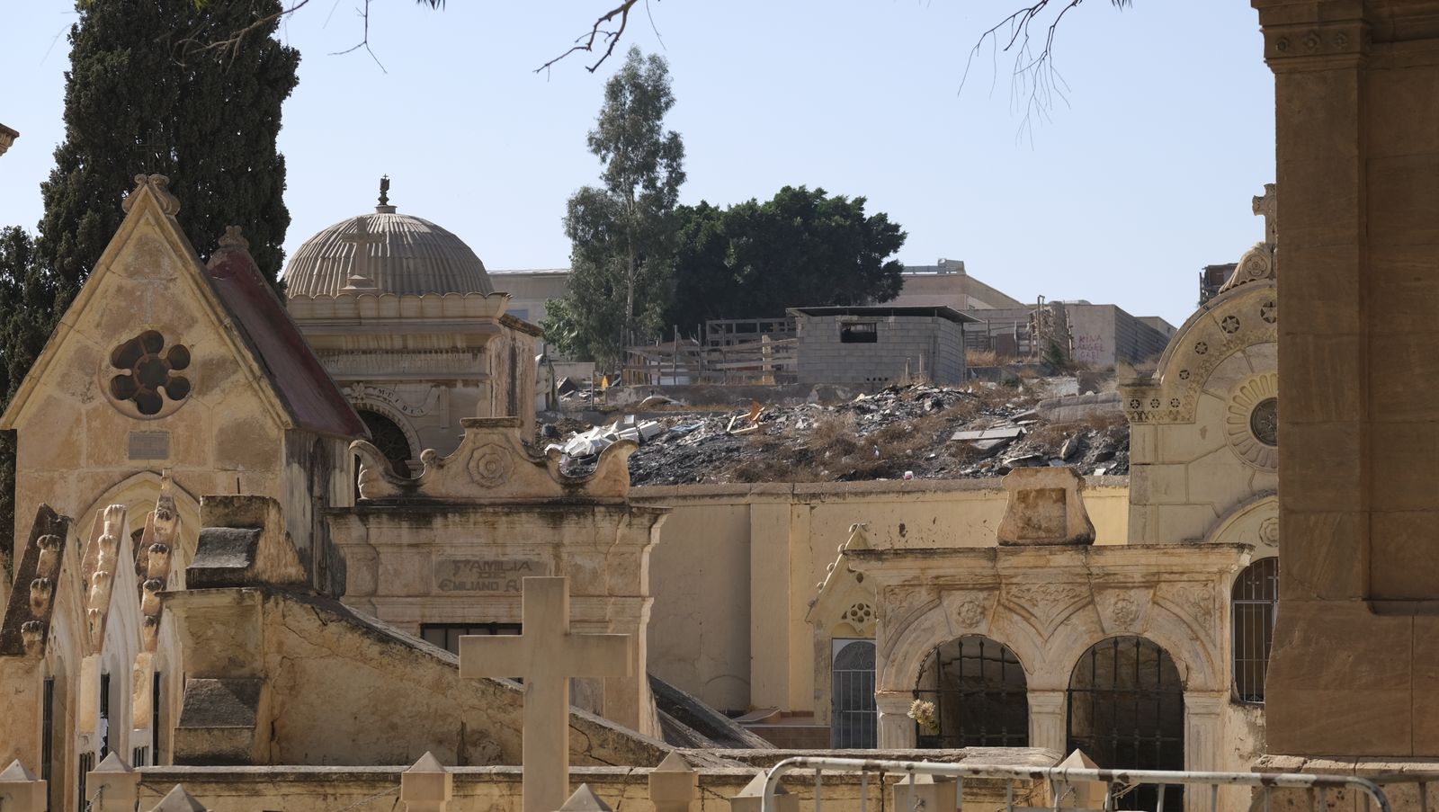 Imágenes del Día de Todos los Santos en el Cementerio de San José de Almería