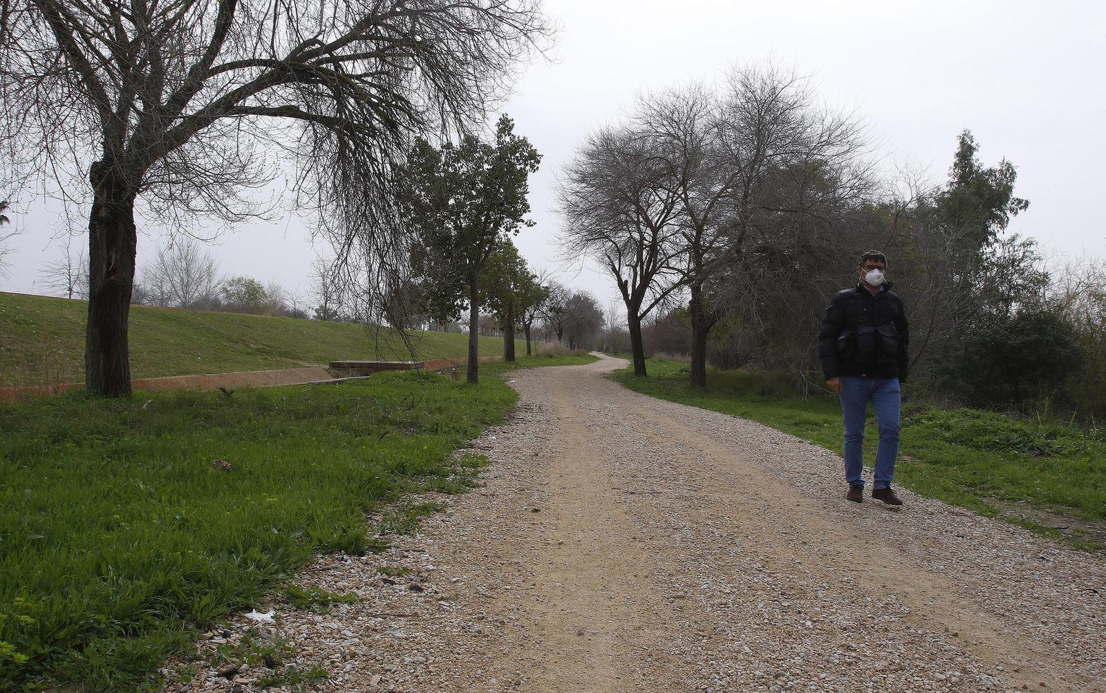 El tramo del sendero que discurre a lo largo del parque Vega de Triana es el último donde se ha intervenido.