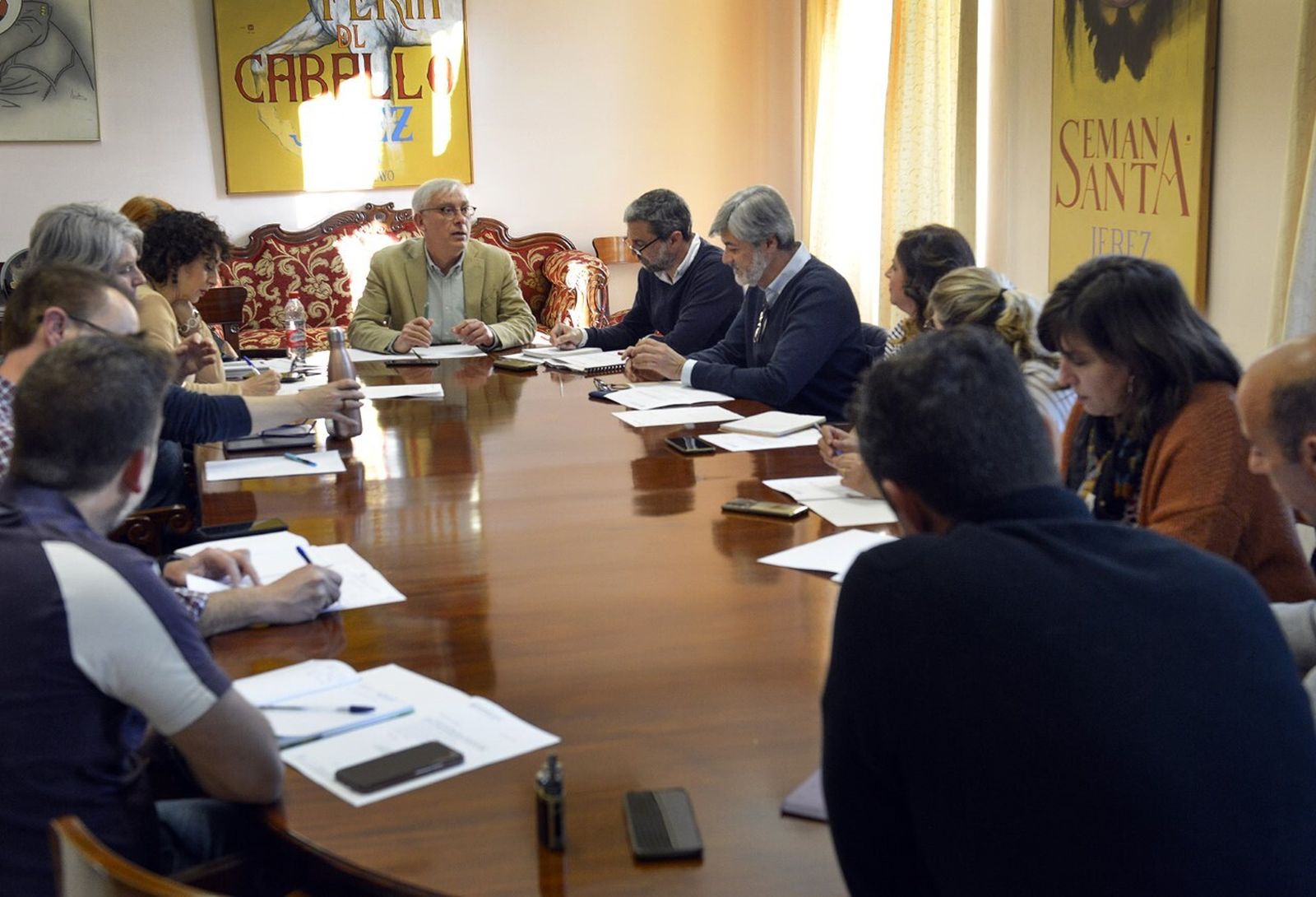 Imagen de la reunión del Consejo Escolar presidida por el delegado de Educación.