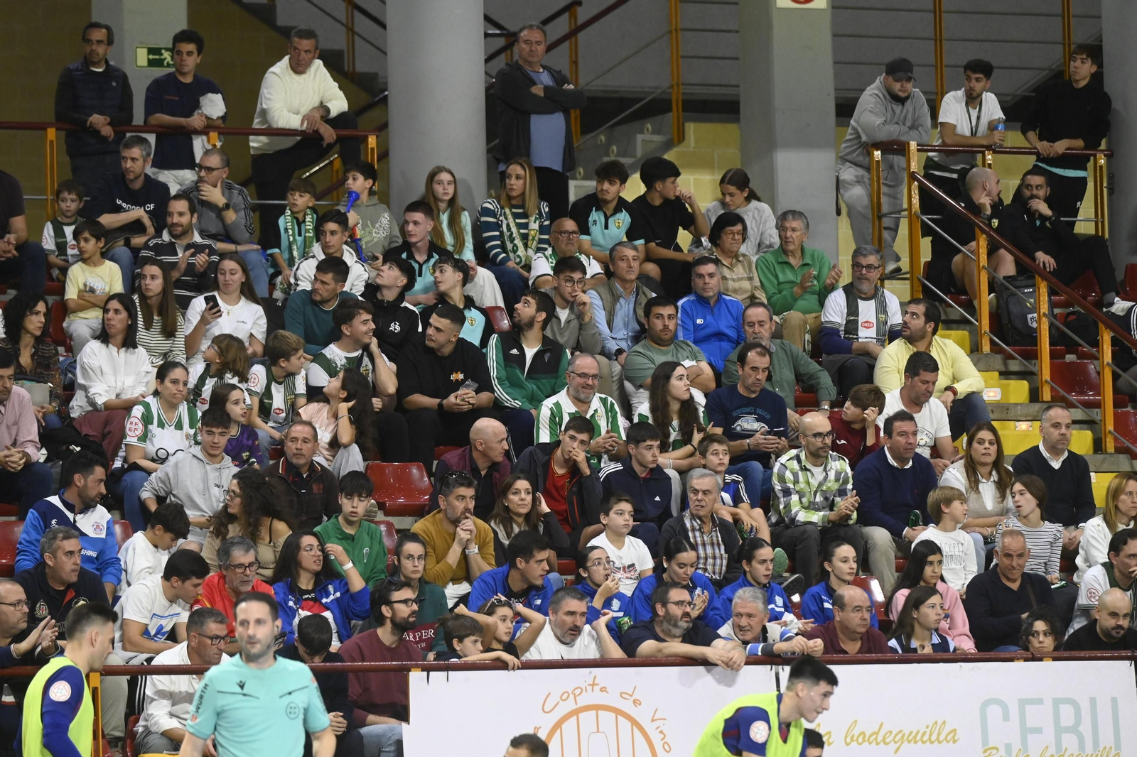 Las mejores fotos del ambiente en Vista Alegre para el Córdoba Futsal - Barça