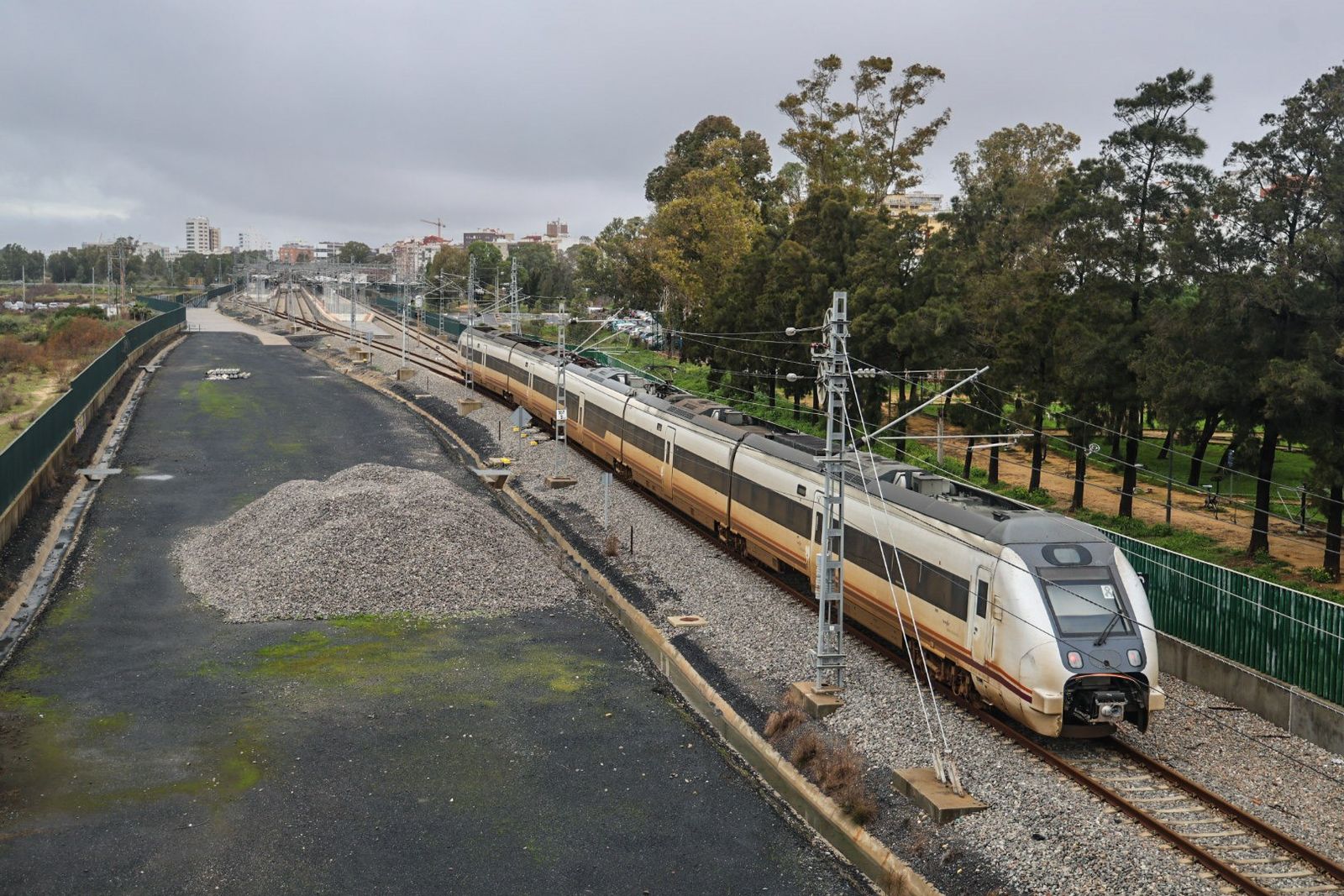 Un tren saliendo de la estación de Huelva.