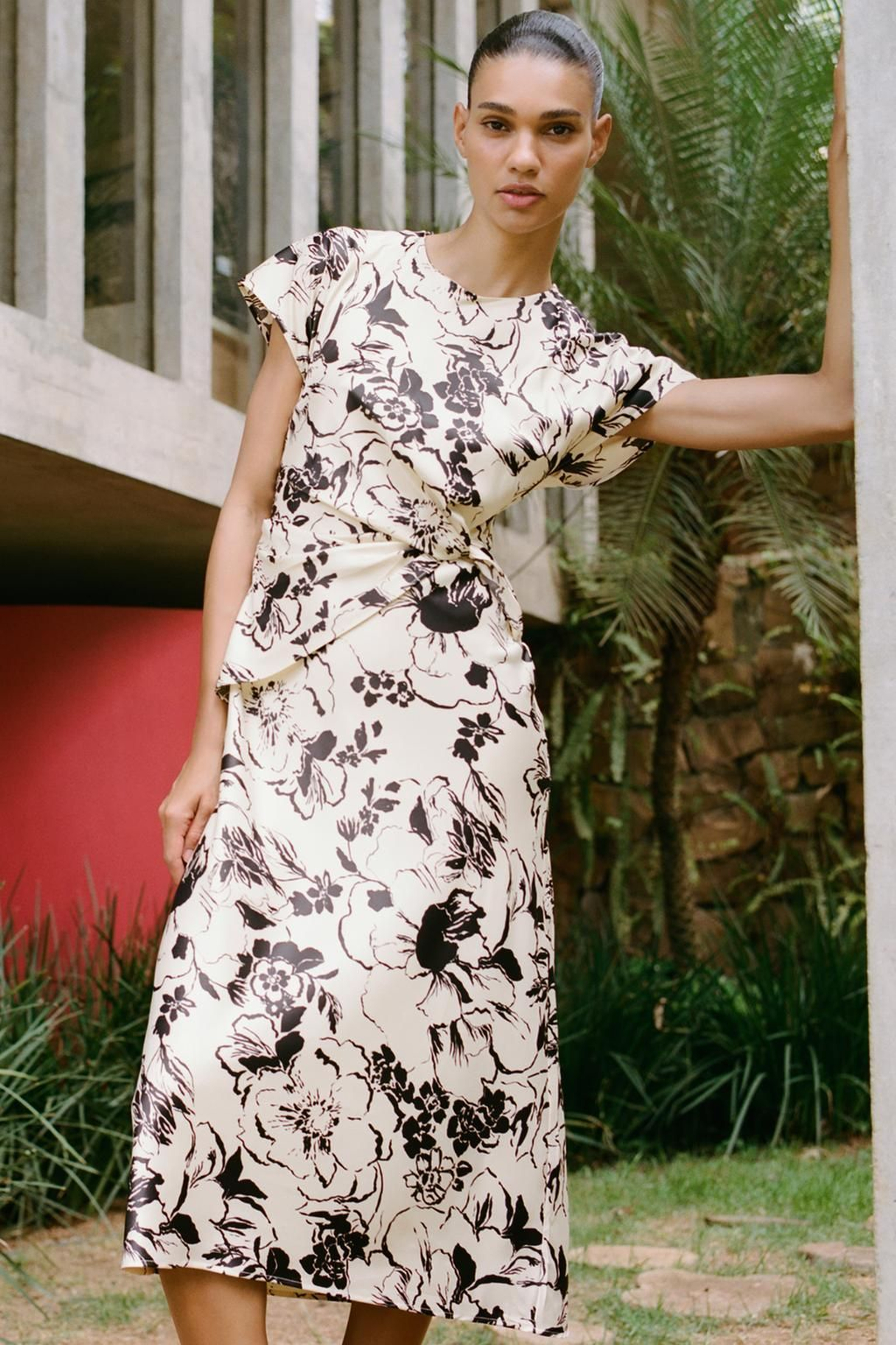 Vestido estampado en blanco y negro de Zara.