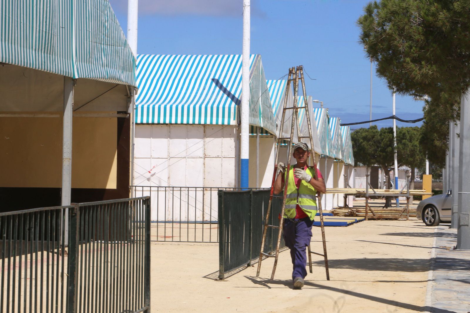 Los operarios aceleran los trabajos en el ferial de Las Albinas.