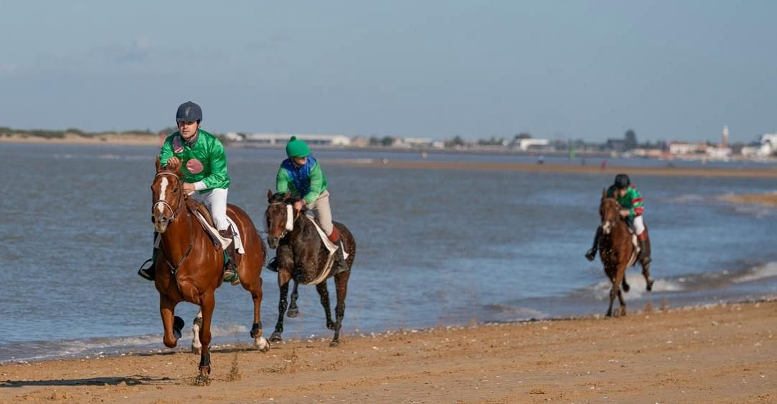 Las carreras de caballos volvieron a la playa sanluqueña de Las Piletas.