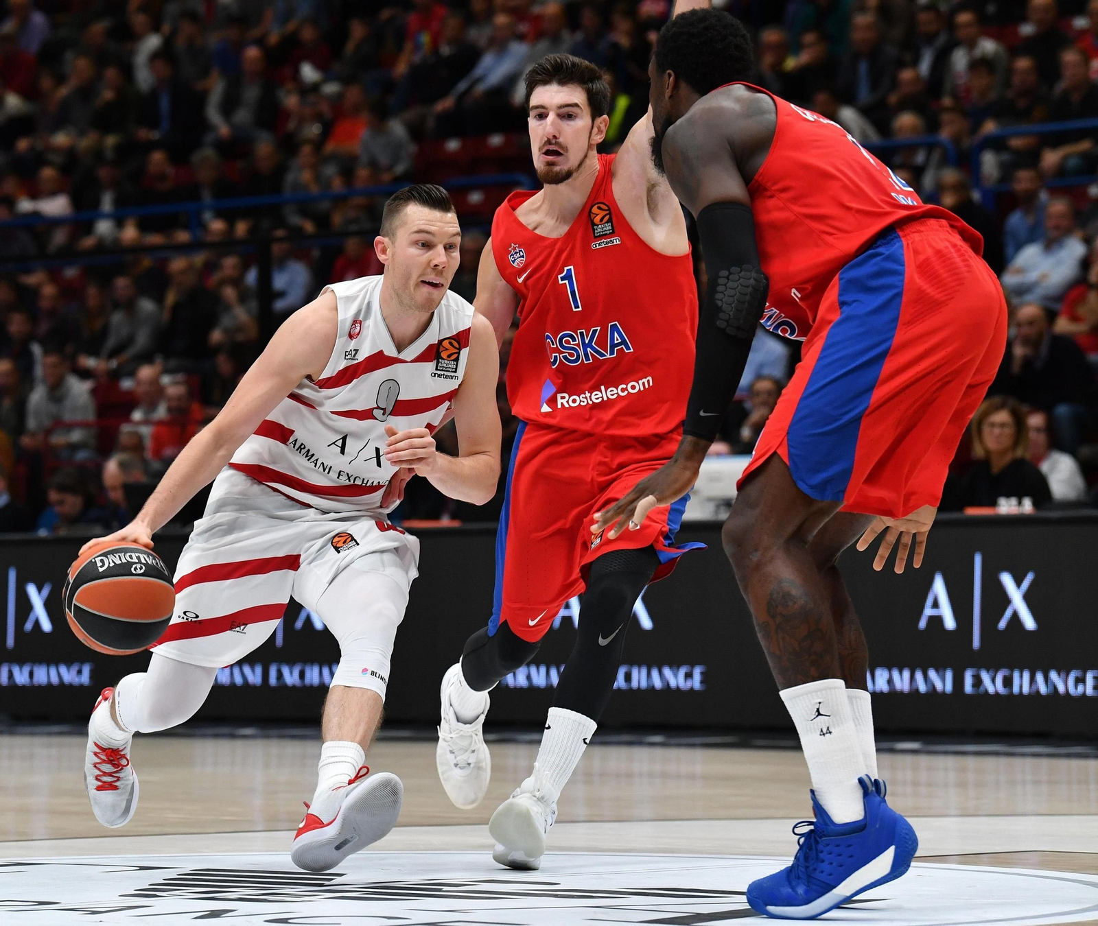 Dairis  Bertans  cuando jugaba para el Armani Exchange Milan en un partido de Euroliga ante el CSKA en la 2018-19.