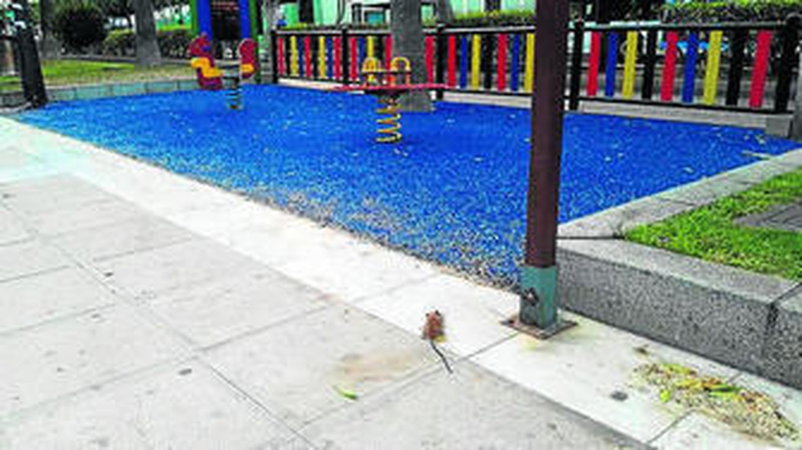 Una rata, cerca de un parque infantil de La Rambla.