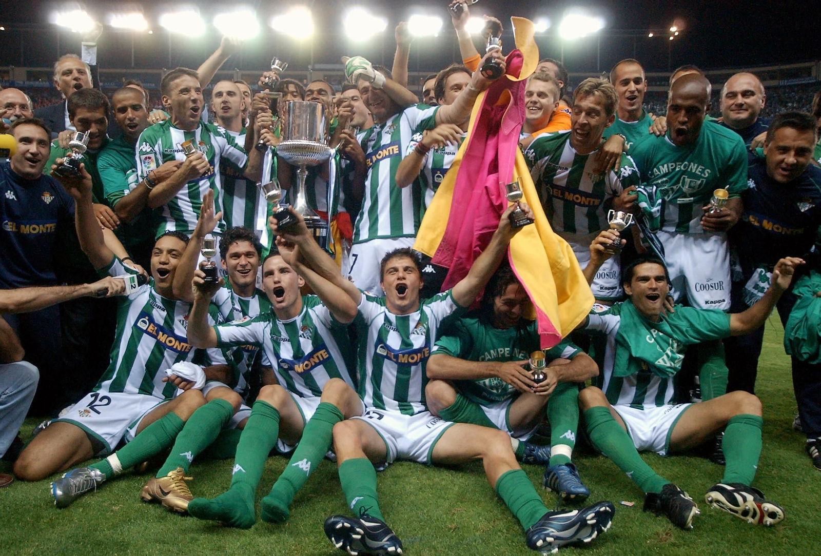 Los jugadores béticos posan con la Copa en el Calderón.