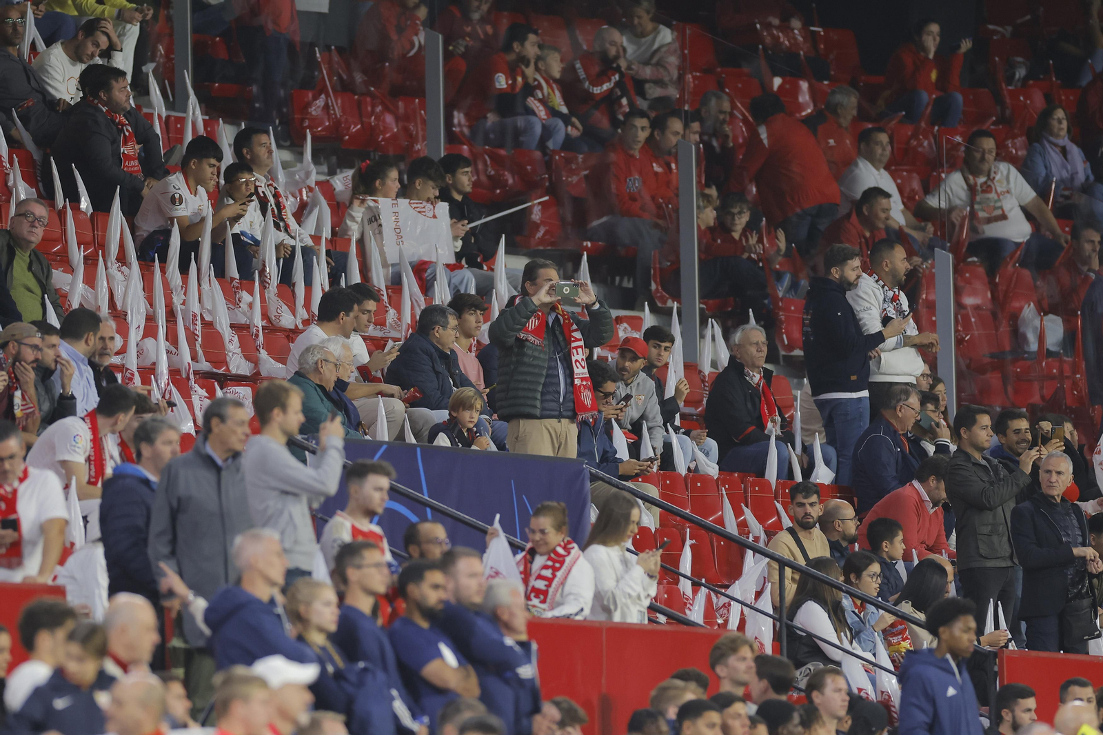 Búscate en las fotos del Sevilla-Arsenal